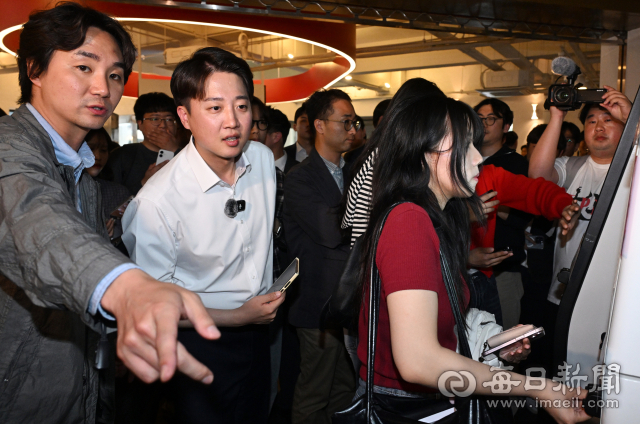 이준석 개혁신당 대선 후보가 13일 대구 북구 경북대학교를 찾아 학식을 먹기 위해 키오스크 주문을 하고 있다. 안성완 기자 asw0727@imaeil.com