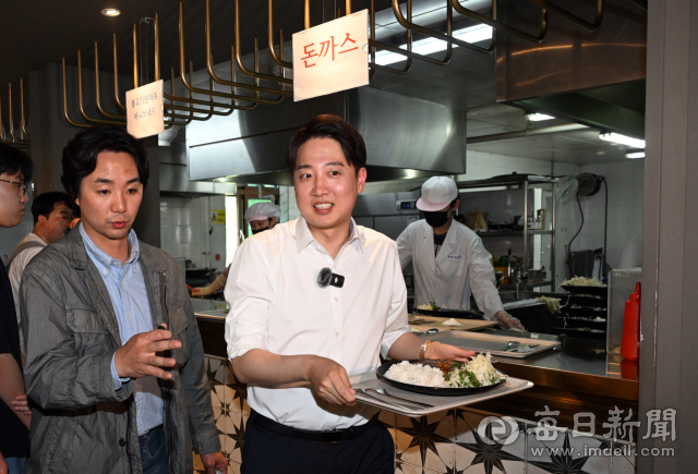 이준석 개혁신당 대선 후보가 13일 대구 북구 경북대학교를 찾아 학식을 먹기 위해 이동하고 있다. 안성완 기자 asw0727@imaeil.com