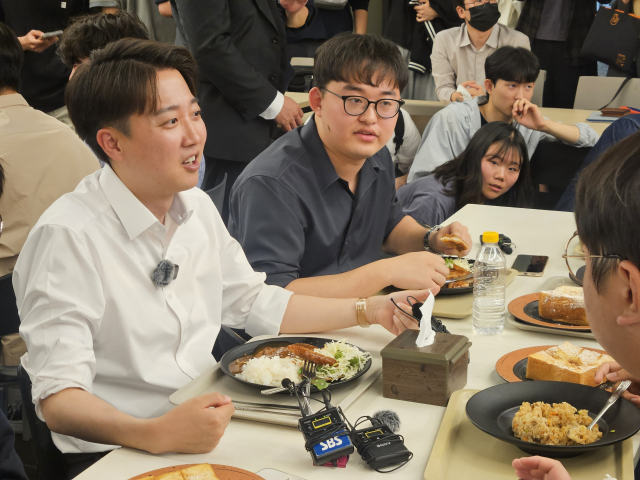 13일 대구를 찾은 이준석 개혁신당 대선 후보가 대구 북구에 있는 경북대학교 복지관 내 학생식당을 방문해 학생들과 함께 점심을 먹고 있다. 윤정훈 기자