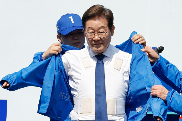 더불어민주당 이재명 대선 후보가 6·3 대통령선거 공식 선거운동 첫날인 12일 서울 광화문 청계광장에서 열린 중앙선대위 출정식 및 첫 유세에서 방탄복 위에 선대위 점퍼를 입고 있다. 연합뉴스