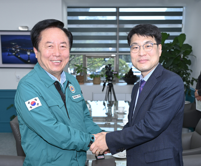김정기 대구시장 권한대행(오른쪽)은 13일 오전 안동시청에서 권기창 안동시장을 만나 취수원 이전 사업 관련 현안과 향후 계획을 논의했다. 대구시 제공.