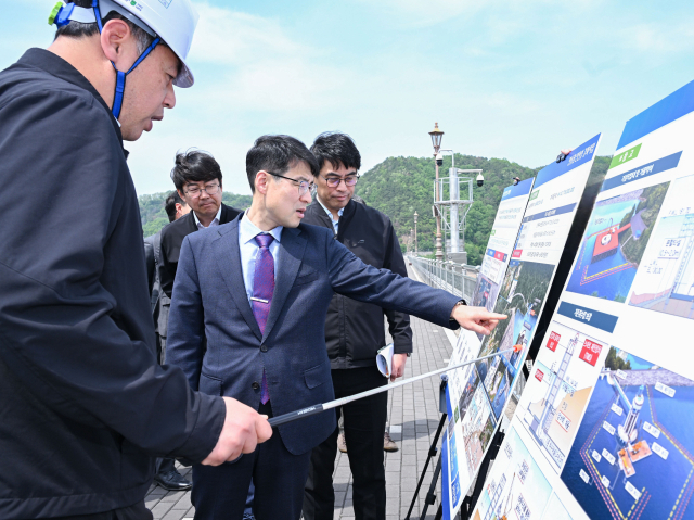 김정기 대구시장 권한대행은 13일 오후 안동댐을 찾아 취수 예정지의 수량과 수질을 점검하고 한국수자원공사(K-water) 안동권지사에도 협력을 요청했다. 대구시 제공.