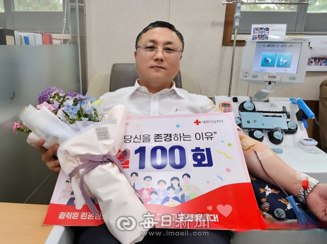 김도연 민주평화통일자문회의 경북청년위원장이 13일 대구대 헌혈의집에서 헌혈 100회에 참여했다. 독자 제공