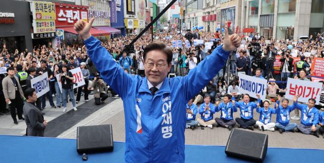 더불어민주당 이재명 대선후보가 13일 대구 중구 동성로 집중 유세 현장에서 시민들에게 인사하고 있다. 김영진 기자 kyjmaeil@imaeil.com