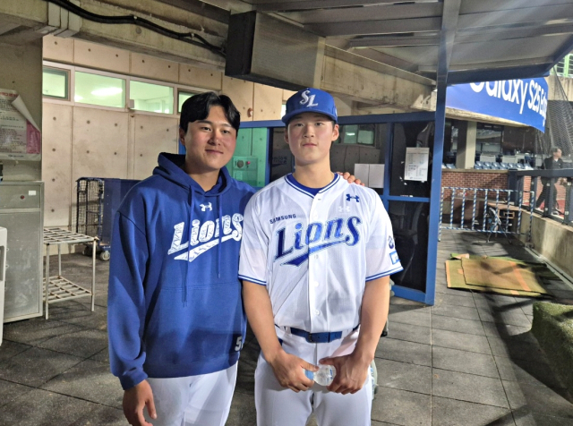 삼성 라이온즈의 이승현(왼쪽)과 이호성. 이승현은 13일 시즌 첫 승을 거뒀고, 이호성은 마무리로 등판해 이승현의 첫 승을 지켜내며 프로 무대 첫 세이브를 기록했다. 채정민 기자