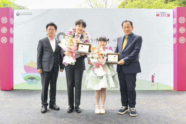 신현국 문경시장과 이정걸 문경시의회의장이 문경 출신의 차세대 트로트 스타 이재희 군(24)과 장혜진 양(11)을 문경시 홍보대사로 위촉하고 있다.
