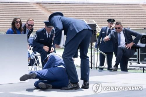 2023년 행사장서 넘어진 조 바이든 당시 미 대통령. AFP=연합뉴스