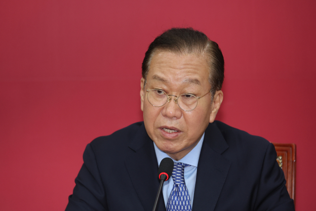 권영세 전 국민의힘 비상대책위원장이 8일 서울 여의도 국회에서 후보 단일화 관련 기자간담회를 하고 있다. 연합뉴스