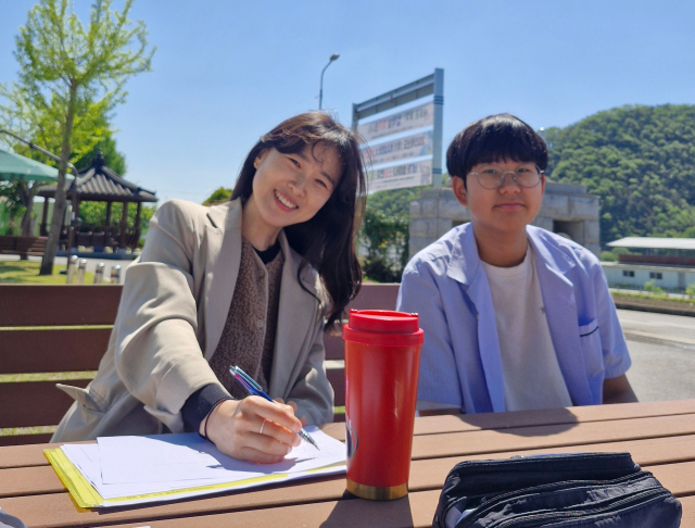 경북 성주 용암중학교 권지연 교사가 지난 2일 화창해진 날씨 속에서 학생들과 함께 야외 수업을 진행하고 있다. 김영진 기자