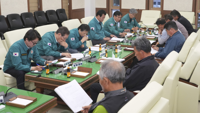안동시의회 산불피해대책특별위원회가 산불 현장을 찾아 주민들의 의견을 수렴해 집행부에 35건의 건의사항을 제출하고, 피해주민들의 빠른 일상회복을 돕고 있다. 안동시의회 제공