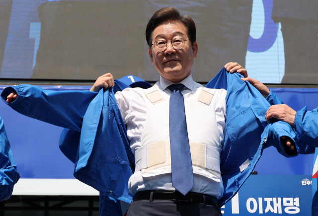 더불어민주당 이재명 대선 후보가 6·3 대통령선거 공식 선거운동 첫날인 12일 서울 광화문 청계광장에서 열린 중앙선대위 출정식 및 첫 유세에서 방탄복 위에 선대위 점퍼를 입고 있다. 연합뉴스