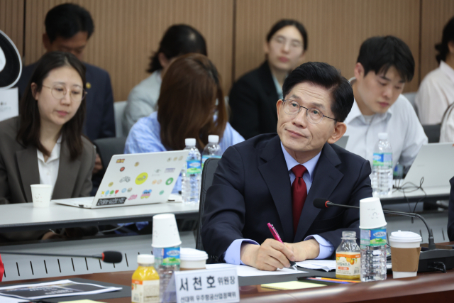국민의힘 김문수 대선 후보가 14일 경남 사천시 우주항공청을 방문, 브리핑을 듣고 있다. 연합뉴스