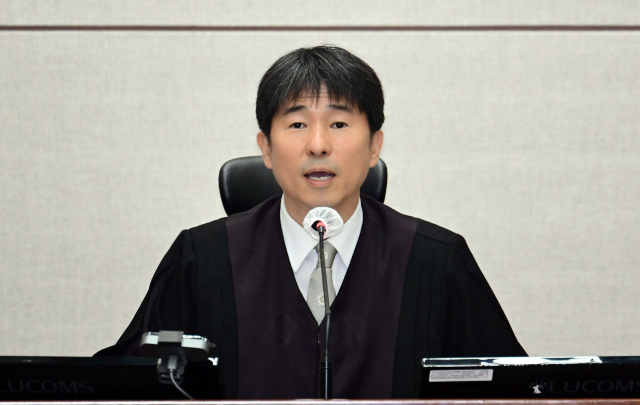 지귀연 부장판사가 21일 서울 서초구 서울중앙지법에서 열린 윤석열 전 대통령 내란 우두머리 혐의 형사재판 2차 공판에서 발언하고 있다. 연합뉴스
