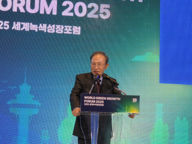 14일 오전 포항시 북구 두호동 라한호텔 행사장에서 이명박 전 대통령이 세계녹색성장포럼 행사 개최 축사를 하고 있다. 배형욱 기자