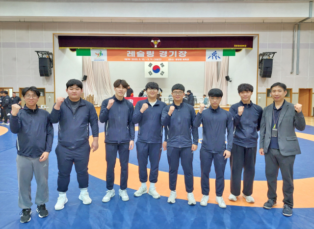경북전문대 레슬링선수단이 파이팅을 외치고 있다. 경북전문대 제공