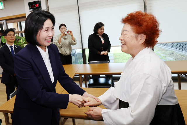 더불어민주당 이재명 대선 후보의 배우자 김혜경 여사가 14일 오후 광주 남구 오월어머니집에서 오월어머니들과 만나 인사를 나누고 있다. 김 여사는 이날 오전 광주 남구 노대동 빛고을노인건강타운에서 배식 자원봉사활동을 했다. 연합뉴스