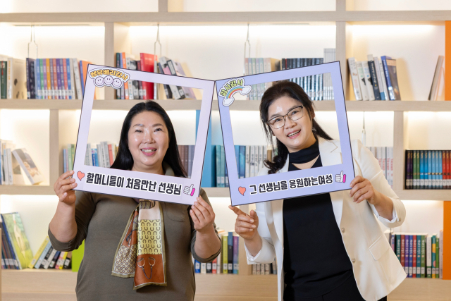 이애순 왜관가온로타리클럽 회장(사진 오른쪽)이 정우정 강사에게 성금을 전달한 뒤 기념 촬영을 하고 있다. 칠곡군 제공