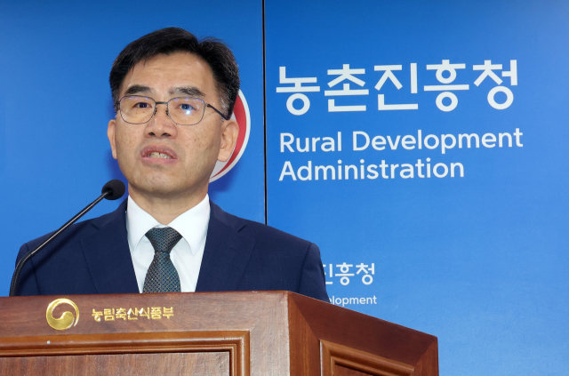 농촌진흥청 임기순 국립축산과학원장이 14일 정부세종청사에서 한우의 장내 발효 과정에서 발생하는 메탄을 18% 이상 줄일 수 있는 사료 소재인 