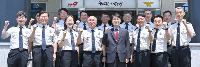 김정기 대구시장 권한대행은 14일 대구소방안전본부를 방문해 최근 북구 함지산 산불 현장에서 신속히 대응한 소방공무원들을 격려했다. 대구시 제공.