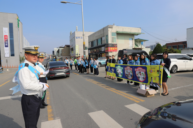 의성경찰서는 지난 13일 안계면에서 유관기관 관계자 등과 함께 교통안전 캠페인을 진행했다. 의성경찰서 제공.