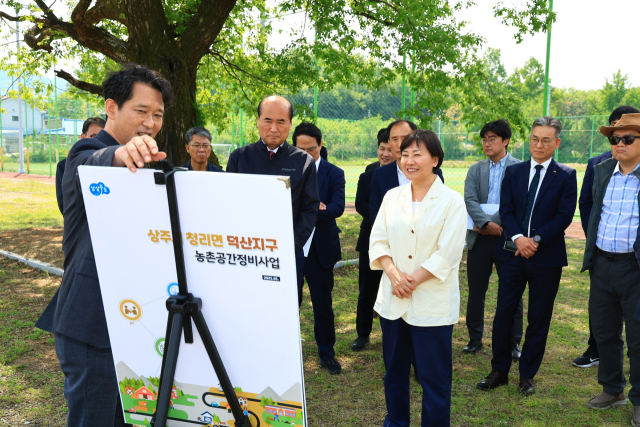 송미령 농림축산식품부 장관은 14일 경북 상주 청리면 덕산리 농촌공간정비사업 현장을 방문, 사업 추진상황을 점검하고 농촌공간계획 제도에 대한 자치단체 담당자 의견을 청취했다. 2025.5.14. 농식품부 제공