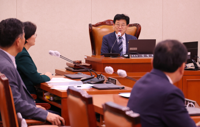 13일 국회에서 열린 산불피해지원대책특별위원회 전체회의에서 위원장으로 선임된 더불어민주당 소속 김정호 의원이 발언하고 있다. 연합뉴스