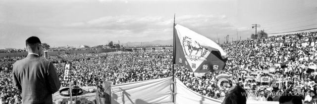 1963년 제5대 대선(10월 15일)을 앞둔 10월 6일 대구 수성천(신천)에서 민주공화당 선거유세가 열려 15만 청중이 운집한 가운데 박정희 후보가 연설하고 있다. 군정 연장 불발로 1963년 8월 육군 대장으로 예편한 박정희는 곧바로 민주공화당에 입당, 제5대 대선에서 윤보선을 누르고 대통령에 당선됐다. 당시 신천은 상류에 가창댐(1959년 8월 준공)이 들어서 수량이 적은 데다 하천 폭이 넓어 선거철 마다 최고의 정치광장 역할을 했다. 멀리 수성교가 보인다.사진=매일아카이빙센터