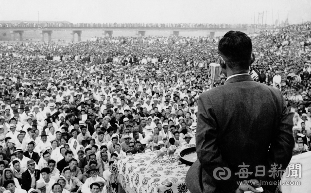 1963년 제5대 대선(10월 15일)을 앞둔 10월 6일 대구 수성천(신천)에서 민주공화당 선거 유세가 열려 박정희 후보가 연설하고 있다. 멀리 수성교 위에도 청중들이 빼곡히 들어찼다. 사진=매일아카이빙센터