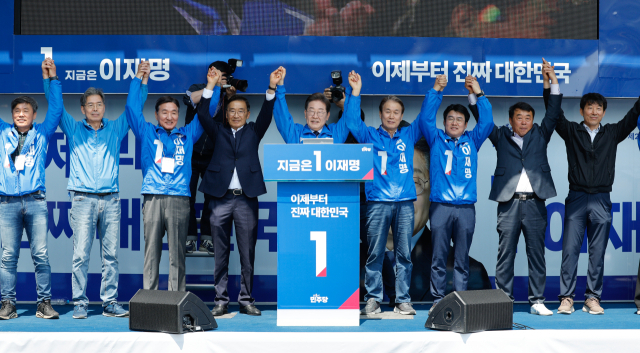 더불어민주당 이재명 대선 후보가 공식 선거운동 이틀째를 맞은 13일 집중 유세를 위해 경북 구미역 광장을 찾아 권오을 국민대통합위원장, 장세용 전 구미시장 등과 지지를 호소하고 있다. 연합뉴스