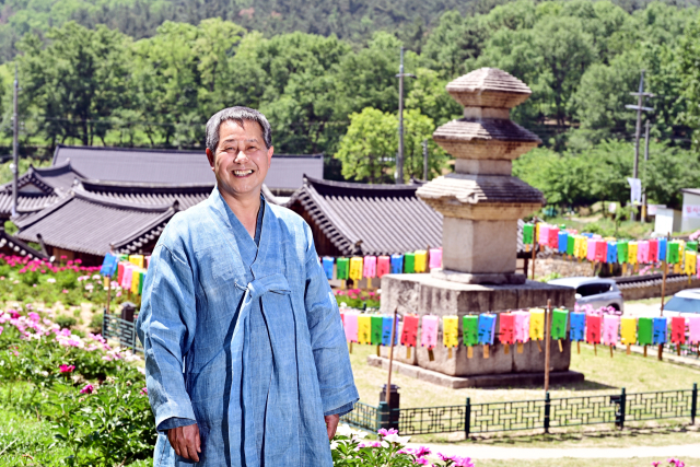 진병길 신라문화원장이 서악동 삼층석탑을 배경으로 포즈를 취하고 있다. 김도훈 기자