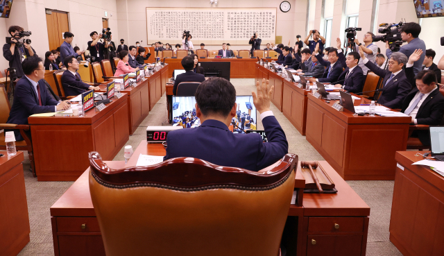14일 서울 여의도 국회에서 열린 법원조직법·공직선거법·헌법재판소 등을 심사하는 법제사법위원회 전체회의에서 공직선거법 일부개정법률안을 거수 표결하고 있다. 연합뉴스