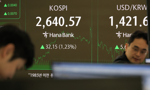 14일 서울 중구 하나은행 본점 딜링룸에서 직원들이 증시와 환율 등을 모니터하고 있다. 이날 코스피 지수 종가는 전 거래일 대비 32.15포인트(1.23%) 오른 2,640.57로 집계됐다. 연합뉴스
