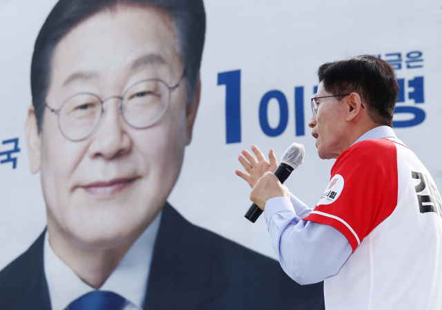 국민의힘 김문수 대선 후보가 14일 경남 밀양시 밀양관아앞에서 유세하고 있다. 연합뉴스