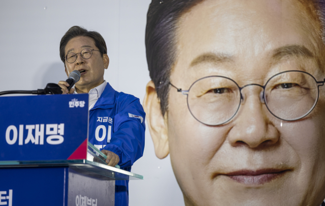 더불어민주당 이재명 대선후보가 14일 경남 거제시에서 열린 유세에서 지지를 호소하고 있다. 연합뉴스