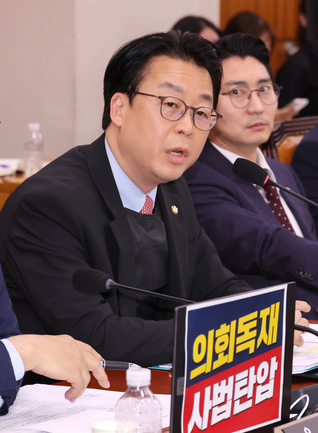 14일 국회에서 열린 법원조직법·공직선거법·헌법재판소 등을 심사하는 법제사법위원회 전체회의에서 방탄복을 입고 참석한 국민의힘 곽규택 의원이 