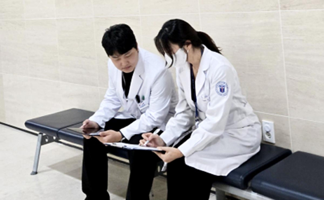 지난 4월 24일 계명대 성서동산병원에서 만난 김경수 장기 구득 코디네이터와 김민애 장기 이식 코디네이터가 업무하는 모습. 임재환 기자