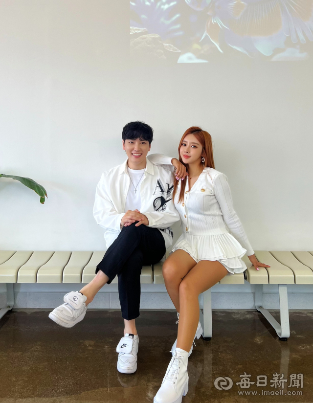 가수 황기동(왼쪽)과 서인아. 전종훈 기자