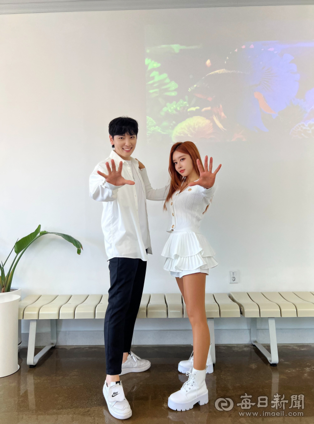 가수 황기동(왼쪽)과 서인아. 전종훈 기자