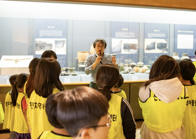 고속도로 문화유산 돌봄 프로그램에 참여한 학생들이 영남대 박물관에서 유물 관람과 해설을 듣고 있다. 영남대 제공