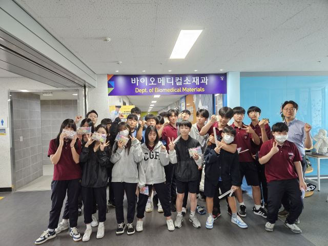 14일 한국폴리텍대학 영남융합기술캠퍼스 바이오메디컬소재과 김은성 교수가 대구 영신중학교 학생들을 대상으로 꿈드림 활동을 펼쳤다. 한국폴리텍대학 영남융합기술캠퍼스 제공