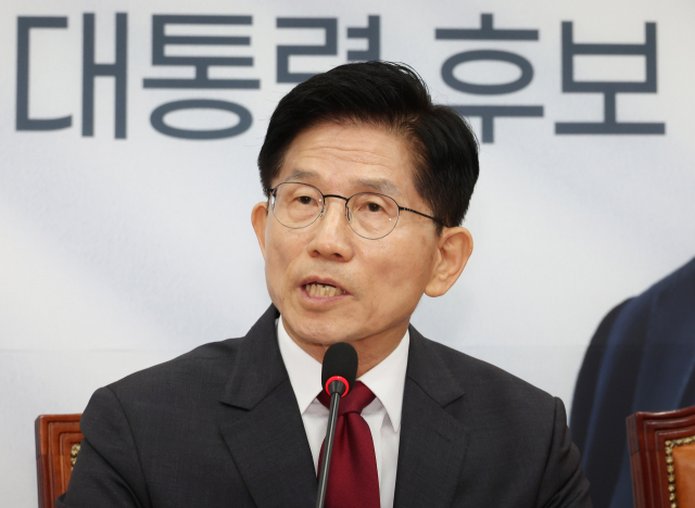 국민의힘 김문수 대선 후보가 15일 국회에서 열린 중앙선거대책위원회 회의 및 임명장 수여식을 마친 뒤 발언하고 있다. 연합뉴스