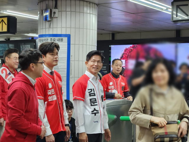 15일 오전 8시 서울지하철 신도림역 5번 출구 앞에서 김용태 공동선대위원장, 호준석 대변인과 함께 출근길 시민들과 인사를 나눴다. 배주현 기자