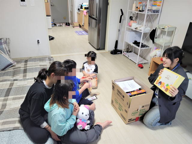 14일 청송경찰서 소속 경찰관이 최근 대형 산불로 피해를 입은 지역 한 가정을 방문해 정신적 회복을 돕기 위한 