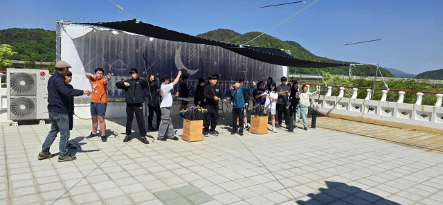 밀양시 국궁장에서 열린 국궁 체험 프로그램 참여자들이 활쏘기 체험을 하고 있다. 밀양시 제공