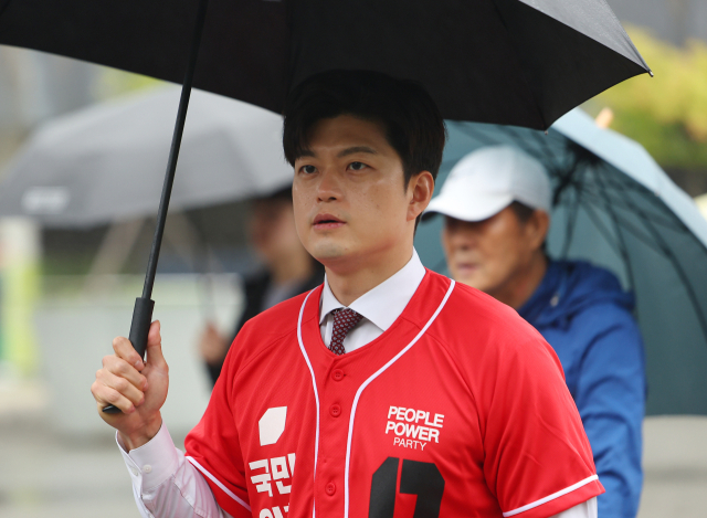 국민의힘 김용태 비상대책위원장이 15일 오전 김문수 대선 후보의 유세를 돕기 위해 서울 구로구 신도림역 입구로 향하고 있다. 연합뉴스