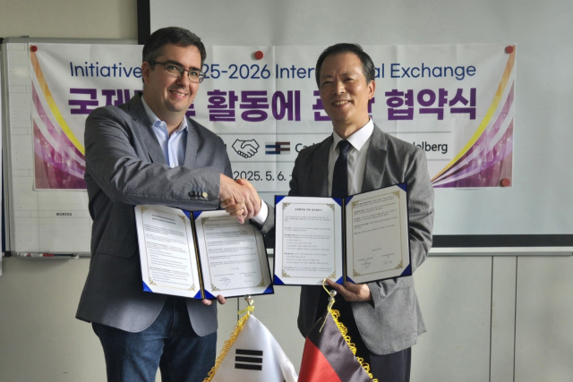 구미전자공고와 독일 칼보쉬 학교 관계자가 협약을 체결한 뒤 기념촬영을 하고 있다. 구미전자공고 제공