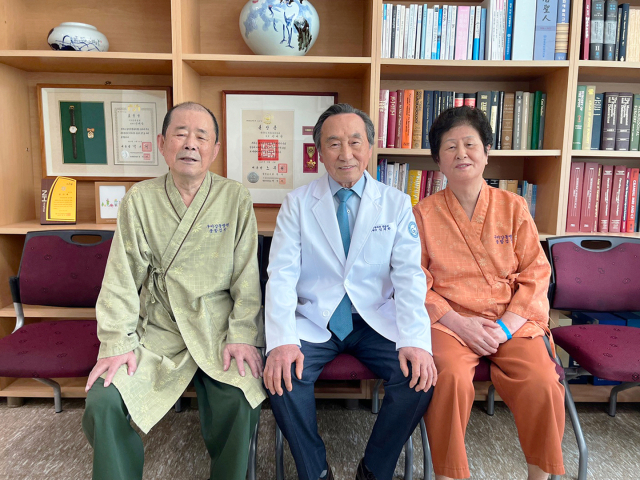 신재학(가운데) 구미강동병원 병원장이 지역 어르신을 대상으로 효(孝) 무료 건강검진을 실시한 뒤 함께 사진을 촬영하고 있다. 구미강동병원 제공