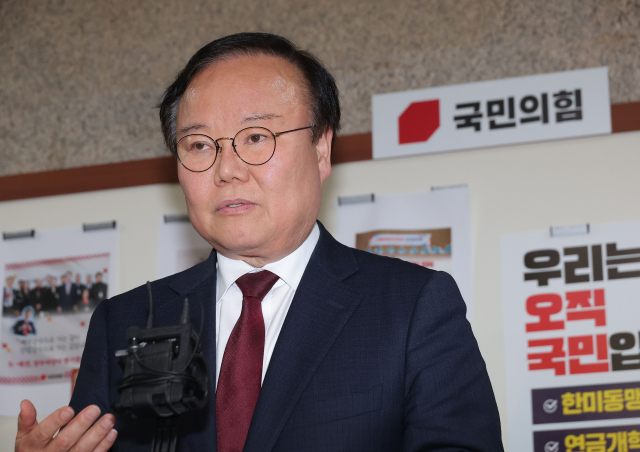 국민의힘 김문수 대선 후보측의 김재원 비서실장이 10일 국회에서 재개된 국민의힘 김문수 대선 후보와 한덕수 후보 간의 단일화 협상이 결렬된 뒤 취재진 질문에 답하고 있다. 연합뉴스