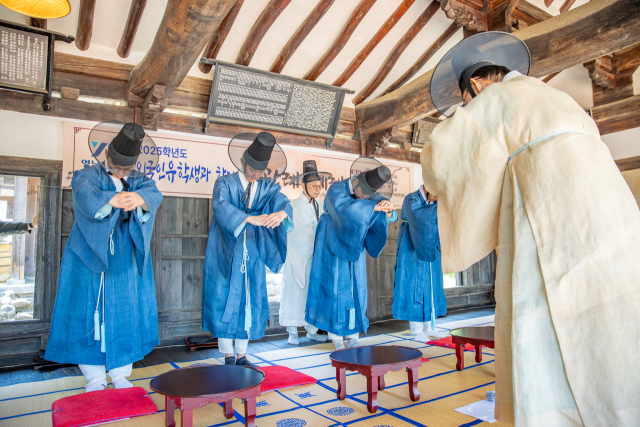 영남대는 14일 영남대 민속촌 내 구계서원에서 외국인 유학생들과 함께하는 전통 성년식 체험 행사를 진행했다. 영남대 제공