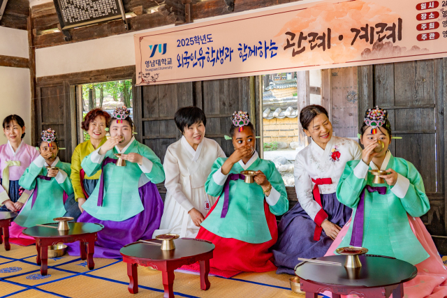 영남대는 14일 영남대 민속촌 내 구계서원에서 외국인 유학생들과 함께하는 전통 성년식 체험 행사를 진행했다. 영남대 제공